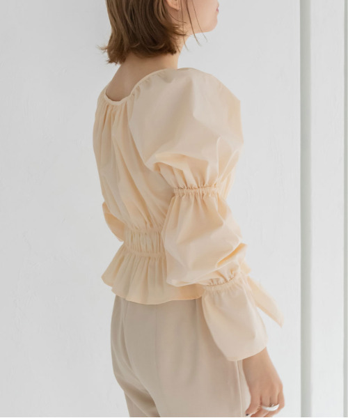 シャーリングデザインブラウス