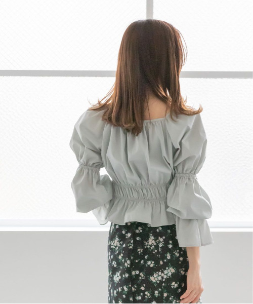 シャーリングデザインブラウス