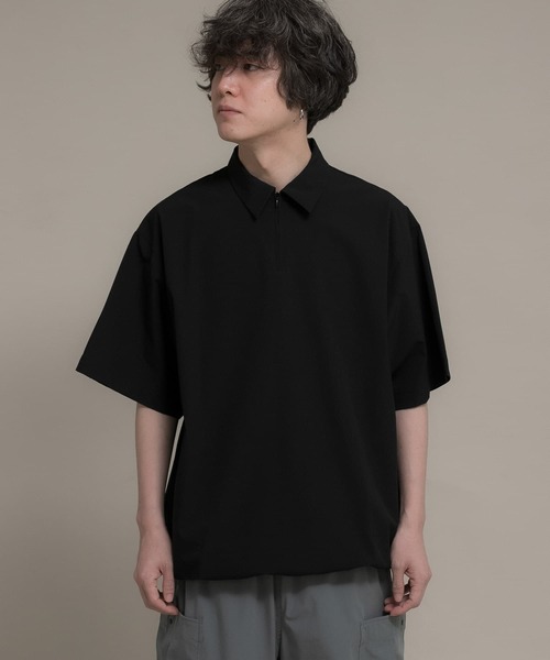 Uiscel（ユイセル）の「『ユニセックス』Uiscel　4WAYストレッチハーフZIPプルオーバー（シャツ/ブラウス・メンズ・ブラック/ライトベージュ・MEDIUM/LARGE）」の4枚目の写真