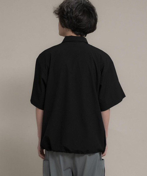 Uiscel（ユイセル）の「『ユニセックス』Uiscel　4WAYストレッチハーフZIPプルオーバー（シャツ/ブラウス・メンズ・ブラック/ライトベージュ・MEDIUM/LARGE）」の3枚目の写真