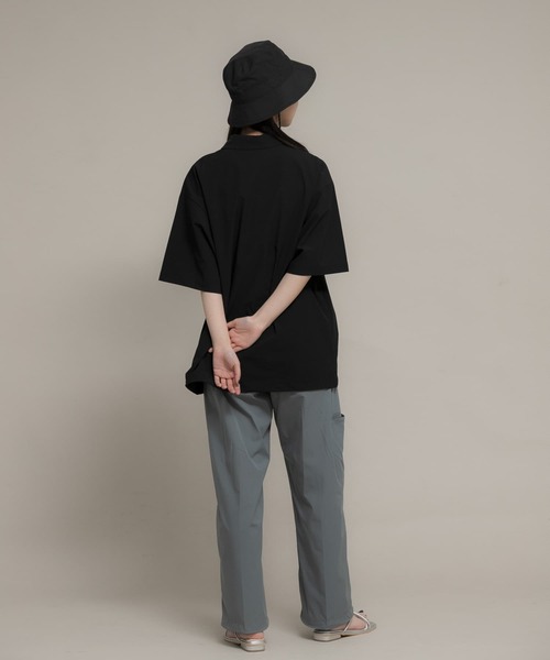 Uiscel（ユイセル）の「『ユニセックス』Uiscel　4WAYストレッチハーフZIPプルオーバー（シャツ/ブラウス・メンズ・ブラック/ライトベージュ・MEDIUM/LARGE）」の9枚目の写真