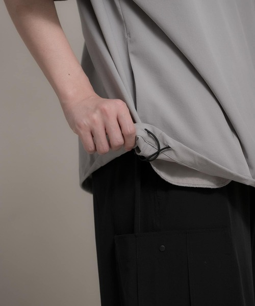 Uiscel（ユイセル）の「『ユニセックス』Uiscel　4WAYストレッチハーフZIPプルオーバー（シャツ/ブラウス・メンズ・ブラック/ライトベージュ・MEDIUM/LARGE）」の21枚目の写真