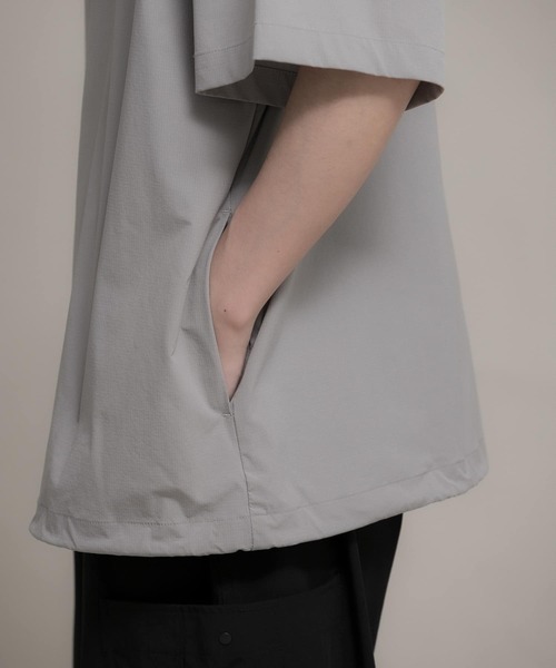 Uiscel（ユイセル）の「『ユニセックス』Uiscel　4WAYストレッチハーフZIPプルオーバー（シャツ/ブラウス・メンズ・ブラック/ライトベージュ・MEDIUM/LARGE）」の22枚目の写真