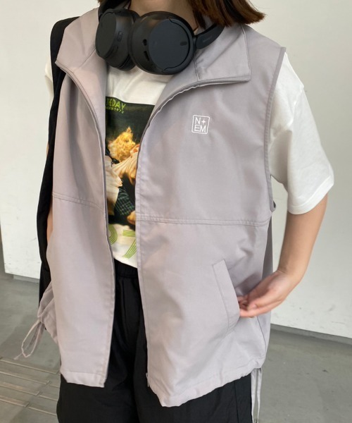 nemne store（ネンネストア）の「【低身長用サイズあり / 調節可能】刺繍入りサイドリボンスタンドネックベスト（ベスト・レディース・グレイッシュベージュ/ブラック/グレー/ピンク・SMALL/MEDIUM）」の3枚目の写真