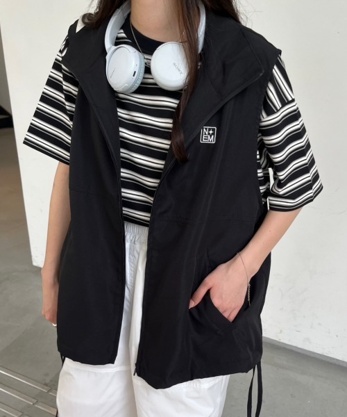 nemne store（ネンネストア）の「【低身長用サイズあり / 調節可能】刺繍入りサイドリボンスタンドネックベスト（ベスト・レディース・グレイッシュベージュ/ブラック/グレー/ピンク・SMALL/MEDIUM）」の2枚目の写真
