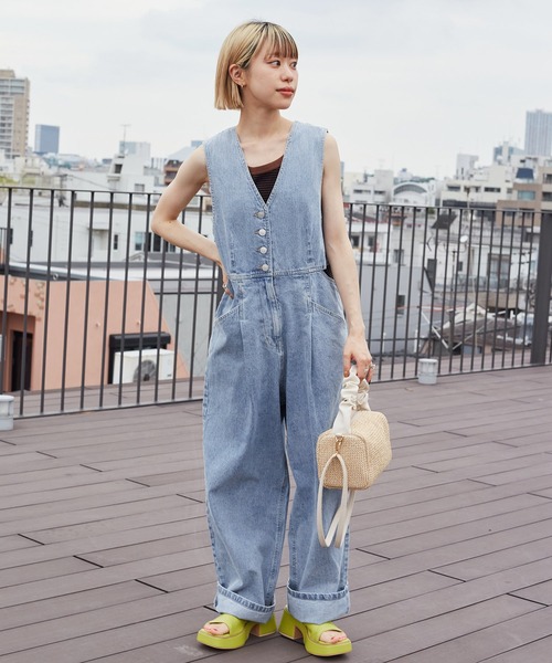 w closet（ダブルクローゼット）の「インディゴデニムオールインワン（つなぎ/オールインワン・レディース・サックスブルー・FREE）」の11枚目の写真