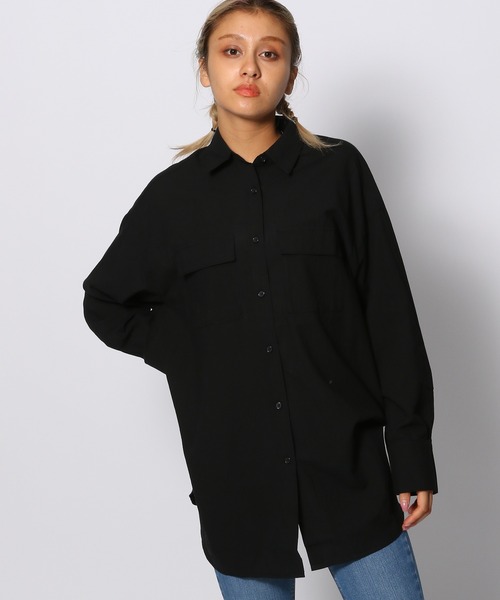 FOREVER 21（フォーエバー トゥエンティーワン）の「【全人類シャツ】ダブルポケットカラーコットンシャツ（シャツ/ブラウス・レディース・ボルドー/グリーン/ブラック/カーキ/シルバー・SMALL/MEDIUM）」の2枚目の写真