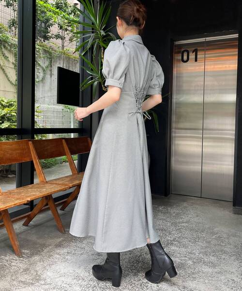 MAJESTIC LEGON（マジェスティックレゴン）の「【WEB限定XSサイズあり】バックレースアップシャツワンピース（シャツワンピース・レディース・アイボリー/ブラック系その他/ベージュ系その他2/ベージュ/ブラック/ブラック系その他2/ブルー系その他4・SMALL/MEDIUM/X-SMALL）」の11枚目の写真