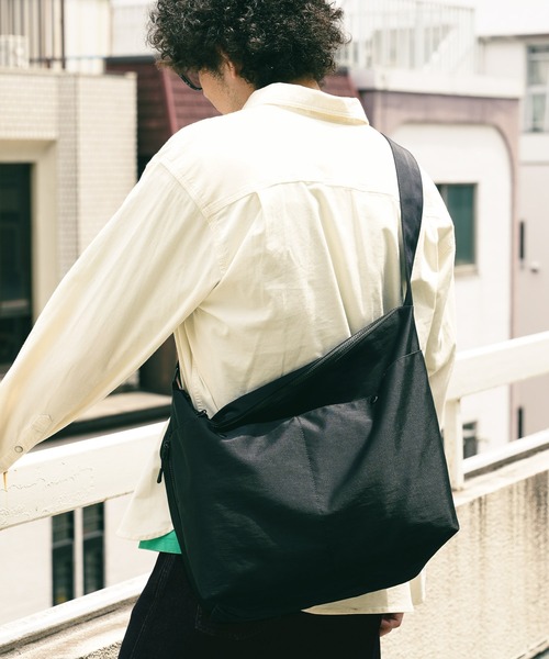 BAYFLOW（ベイフロー）の「ダブルフェイスビッグショルダーバッグ（ショルダーバッグ・メンズ・ブラック/グレー・FREE）」の3枚目の写真