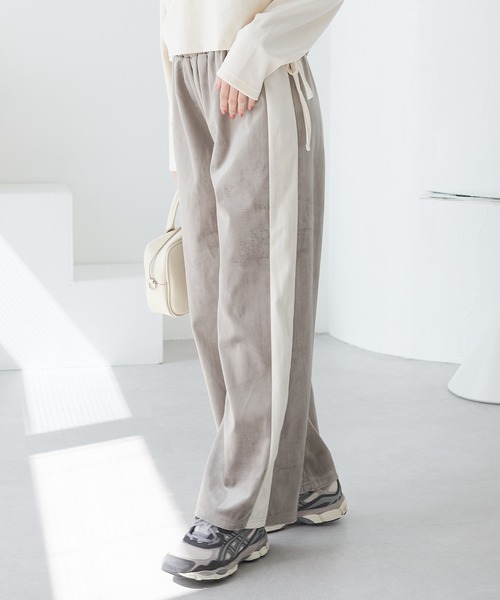 ECRIRE（エクリール）の「ベロアサイドラインパンツ（その他パンツ・レディース・ブラック/ベージュ/グレー・M）」の3枚目の写真
