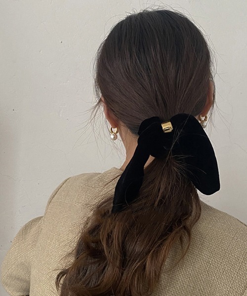 LAC-VERT(ラック・ヴェール)の「ゴールドカフベルベットヘアゴム/シュシュ(ヘアゴム・レディース・ブラック・FREE)」の1枚目の写真