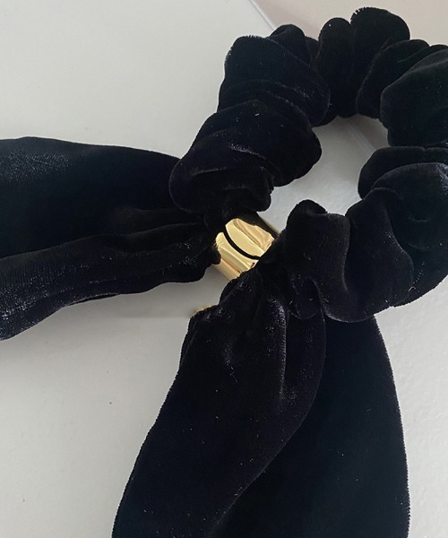 LAC-VERT(ラック・ヴェール)の「ゴールドカフベルベットヘアゴム/シュシュ(ヘアゴム・レディース・ブラック・FREE)」の7枚目の写真