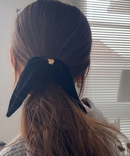 LAC-VERT(ラック・ヴェール)の「ゴールドカフベルベットヘアゴム/シュシュ(ヘアゴム・レディース・ブラック・FREE)」の4枚目の写真