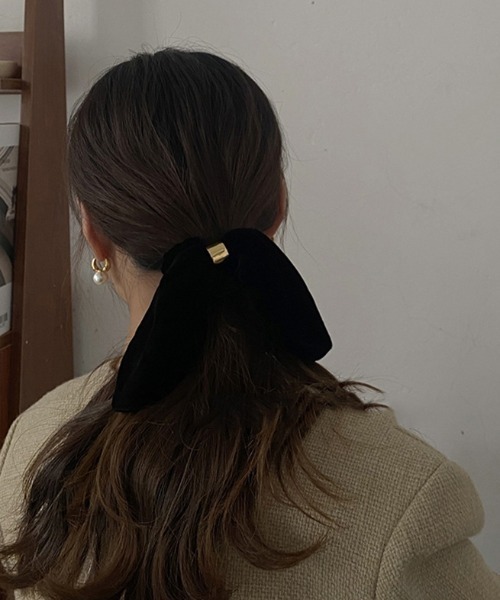 LAC-VERT(ラック・ヴェール)の「ゴールドカフベルベットヘアゴム/シュシュ(ヘアゴム・レディース・ブラック・FREE)」の2枚目の写真