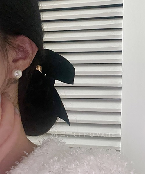 LAC-VERT(ラック・ヴェール)の「ゴールドカフベルベットヘアゴム/シュシュ(ヘアゴム・レディース・ブラック・FREE)」の3枚目の写真