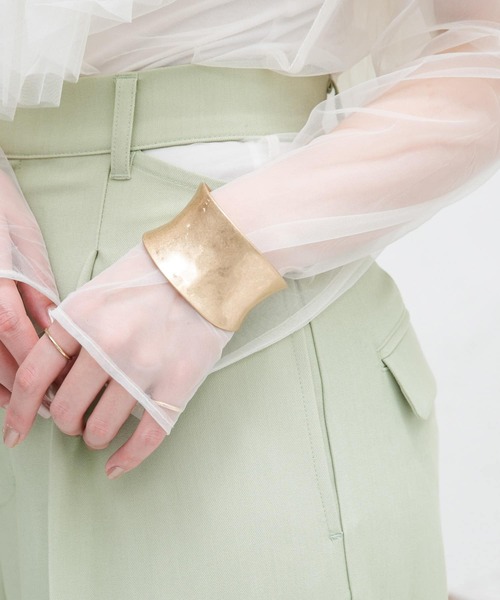 KBF（ケイビーエフ）の「ワイドメタルバングル（ブレスレット・レディース・シルバー/ゴールド・ONE）」の2枚目の写真