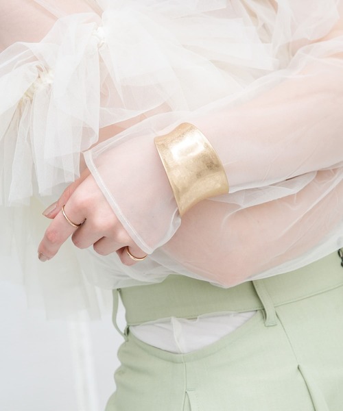 KBF（ケイビーエフ）の「ワイドメタルバングル（ブレスレット・レディース・シルバー/ゴールド・ONE）」の3枚目の写真