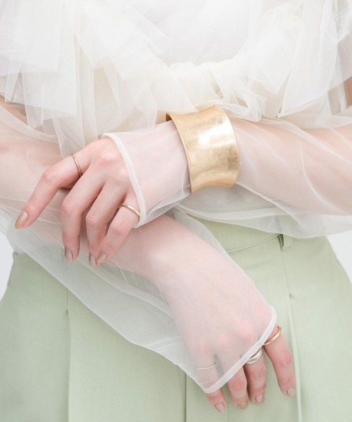 KBF（ケイビーエフ）の「ワイドメタルバングル（ブレスレット・レディース・シルバー/ゴールド・ONE）」の4枚目の写真