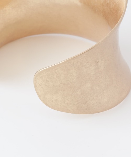 KBF（ケイビーエフ）の「ワイドメタルバングル（ブレスレット・レディース・シルバー/ゴールド・ONE）」の12枚目の写真