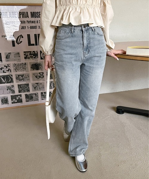 by muni:r（バイ ムニール）の「スリムウォッシングセミワイドデニムパンツ（デニムパンツ・レディース・ブルー/ライトブルー・MEDIUM/SMALL）」の4枚目の写真
