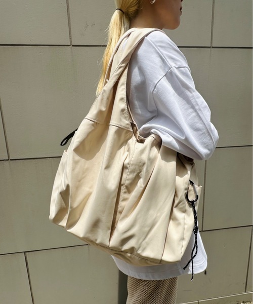 ALTROSE(アルトローズ)の「ALTROSE / ナイロン 大きめ トートバッグ トート ティム トラベル マザーズバッグ カジュアル/ #250109(トートバッグ・レディース・ベージュ/グレー/ブラック/カーキ/アイボリー・ONESIZE)」の2枚目の写真