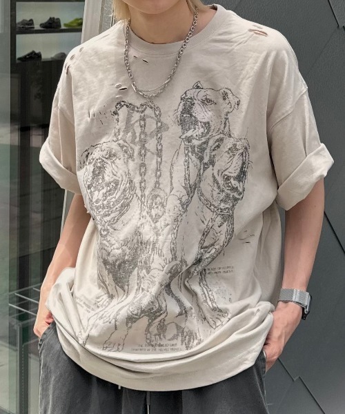 Chikashitsu +(チカシツプラス)の「ストリートファッション Chikashitsu + チカシツプラス dog graphic damage t-shirt 犬ロゴ ドッグTシャツ ダメージTシャツ プリントTシャツ グラフィックTシャツ 半袖トップス 半袖Tシャツ オーバーサイズ 韓国ファッション 韓国ストリート(Tシャツ/カットソー・メンズ・ベージュ/レッド・ONE SIZE)」の2枚目の写真