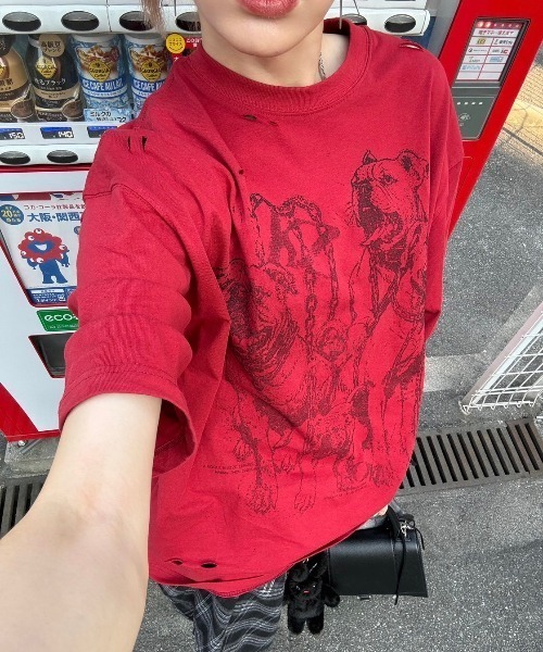 Chikashitsu +(チカシツプラス)の「ストリートファッション Chikashitsu + チカシツプラス dog graphic damage t-shirt 犬ロゴ ドッグTシャツ ダメージTシャツ プリントTシャツ グラフィックTシャツ 半袖トップス 半袖Tシャツ オーバーサイズ 韓国ファッション 韓国ストリート(Tシャツ/カットソー・メンズ・ベージュ/レッド・ONE SIZE)」の19枚目の写真