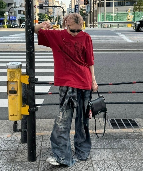 Chikashitsu +(チカシツプラス)の「ストリートファッション Chikashitsu + チカシツプラス dog graphic damage t-shirt 犬ロゴ ドッグTシャツ ダメージTシャツ プリントTシャツ グラフィックTシャツ 半袖トップス 半袖Tシャツ オーバーサイズ 韓国ファッション 韓国ストリート(Tシャツ/カットソー・メンズ・ベージュ/レッド・ONE SIZE)」の18枚目の写真