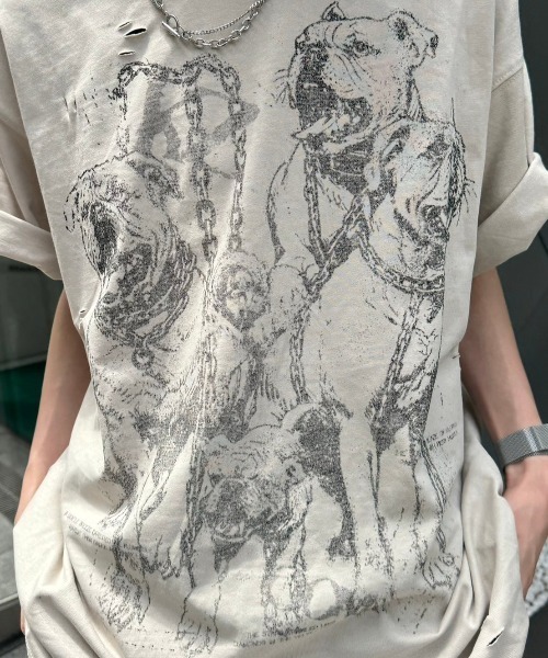 Chikashitsu +(チカシツプラス)の「ストリートファッション Chikashitsu + チカシツプラス dog graphic damage t-shirt 犬ロゴ ドッグTシャツ ダメージTシャツ プリントTシャツ グラフィックTシャツ 半袖トップス 半袖Tシャツ オーバーサイズ 韓国ファッション 韓国ストリート(Tシャツ/カットソー・メンズ・ベージュ/レッド・ONE SIZE)」の10枚目の写真