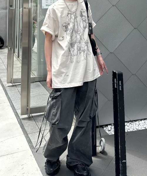 Chikashitsu +(チカシツプラス)の「ストリートファッション Chikashitsu + チカシツプラス dog graphic damage t-shirt 犬ロゴ ドッグTシャツ ダメージTシャツ プリントTシャツ グラフィックTシャツ 半袖トップス 半袖Tシャツ オーバーサイズ 韓国ファッション 韓国ストリート(Tシャツ/カットソー・メンズ・ベージュ/レッド・ONE SIZE)」の4枚目の写真