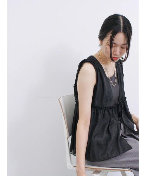 Samansa Mos2 blue（サマンサモスモスブルー）の「光沢シアーベスト（シャツ/ブラウス・レディース・チャコールグレー/ブラック/キナリ・F）」の2枚目の写真