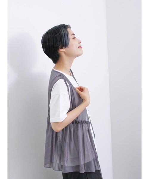 Samansa Mos2 blue（サマンサモスモスブルー）の「光沢シアーベスト（シャツ/ブラウス・レディース・チャコールグレー/ブラック/キナリ・F）」の6枚目の写真
