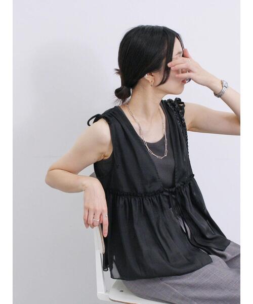 Samansa Mos2 blue（サマンサモスモスブルー）の「光沢シアーベスト（シャツ/ブラウス・レディース・チャコールグレー/ブラック/キナリ・F）」の12枚目の写真