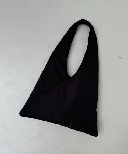 y/m（イム）の「パフサンカクトートBAG（トートバッグ・レディース・ブラック/アイボリー・FREE）」の2枚目の写真