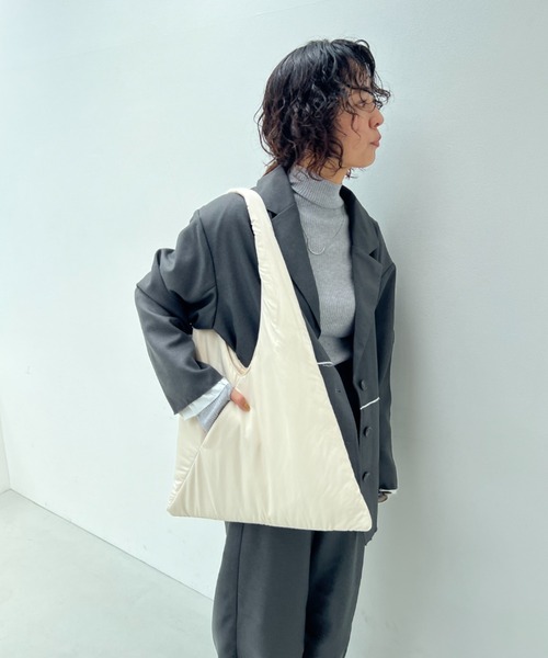 y/m（イム）の「パフサンカクトートBAG（トートバッグ・レディース・ブラック/アイボリー・FREE）」の16枚目の写真