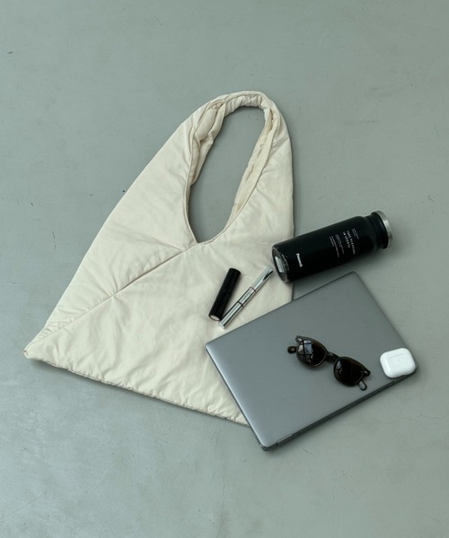 y/m（イム）の「パフサンカクトートBAG（トートバッグ・レディース・ブラック/アイボリー・FREE）」の3枚目の写真