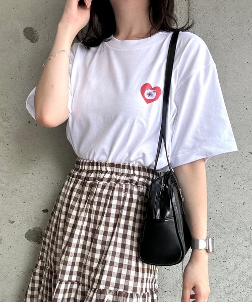 cuorequal(クオレコール)の「ワンポイントCATハート半袖Tシャツ(Tシャツ/カットソー・レディース・ホワイト・LARGE/MEDIUM)」の1枚目の写真