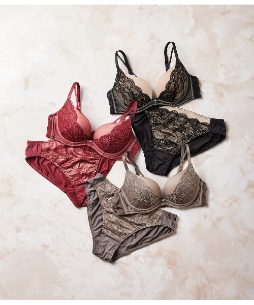 PEACH JOHN(ピーチジョン)の「【盛り感のある谷間メイク☆ストリングがセクシーで大人っぽいデザイン】レースレイヤードストリング盛りブラセット(ブラ&ショーツ・レディース・チャコール/レッド/ブラック・B65/B70/B75/C65/C70/C75/D65/D70/D75/E65/E70/E75)」の6枚目の写真
