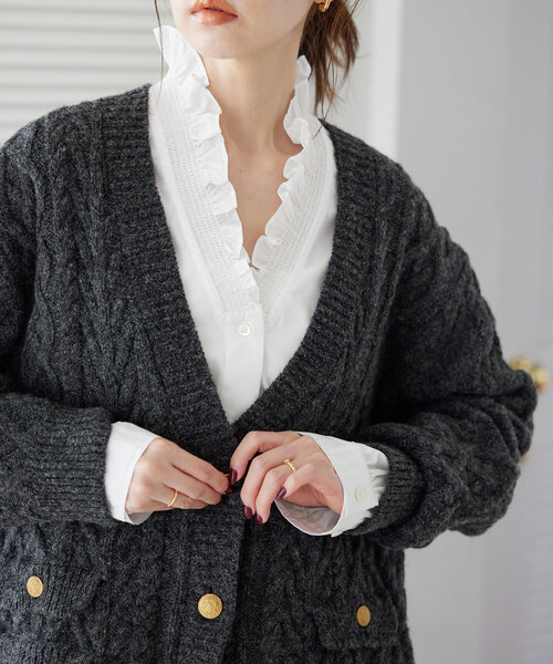 【新品】SLOBE IENA Vネックスタンドフリルブラウス　ブラック SLOBE IENA（スローブイエナ）の「《追加》Vネックスタンド