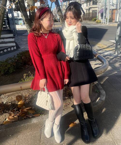 MAJESTIC LEGON（マジェスティックレゴン）の「ケーブル編みフレアニットワンピース（ワンピース・レディース・ブラック/アイボリー/ボルドー/グレー・MEDIUM）」の4枚目の写真