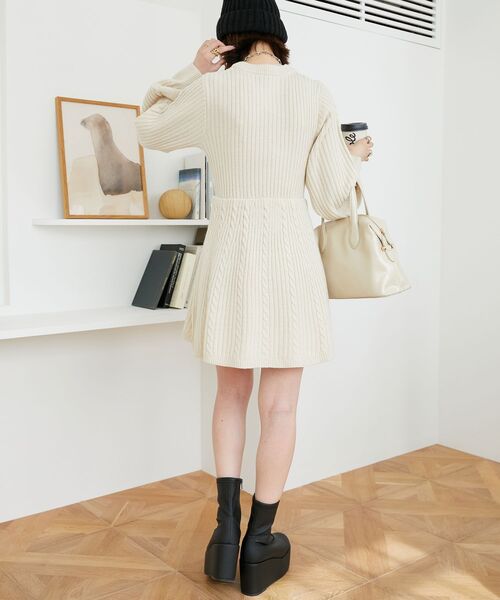 MAJESTIC LEGON（マジェスティックレゴン）の「ケーブル編みフレアニットワンピース（ワンピース・レディース・ブラック/アイボリー/ボルドー/グレー・MEDIUM）」の5枚目の写真