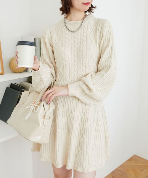 MAJESTIC LEGON（マジェスティックレゴン）の「ケーブル編みフレアニットワンピース（ワンピース・レディース・ブラック/アイボリー/ボルドー/グレー・MEDIUM）」の6枚目の写真