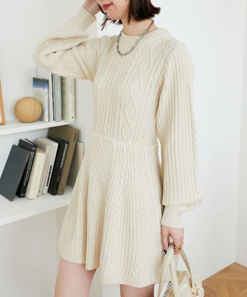 MAJESTIC LEGON（マジェスティックレゴン）の「ケーブル編みフレアニットワンピース（ワンピース・レディース・ブラック/アイボリー/ボルドー/グレー・MEDIUM）」の7枚目の写真