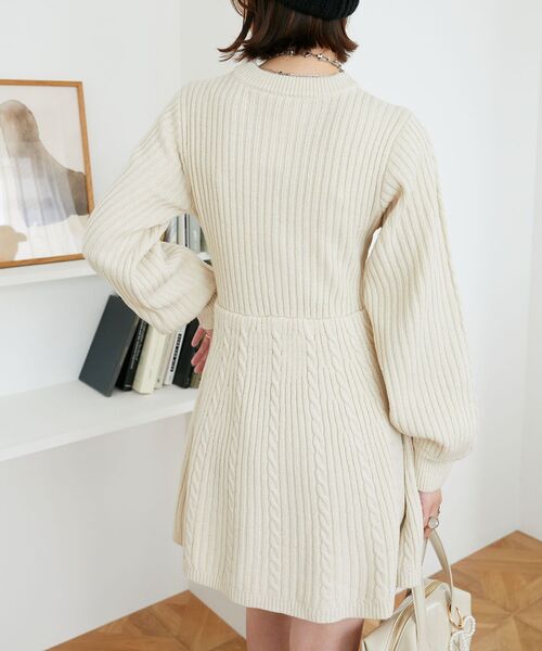 MAJESTIC LEGON（マジェスティックレゴン）の「ケーブル編みフレアニットワンピース（ワンピース・レディース・ブラック/アイボリー/ボルドー/グレー・MEDIUM）」の8枚目の写真