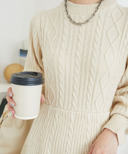 MAJESTIC LEGON（マジェスティックレゴン）の「ケーブル編みフレアニットワンピース（ワンピース・レディース・ブラック/アイボリー/ボルドー/グレー・MEDIUM）」の9枚目の写真