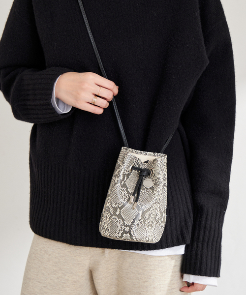 LE TALON(ルタロン)の「blancle/ブランクレ TUBE MINI BAG(ハンドバッグ・レディース・ベージュ・FREE)」の13枚目の写真