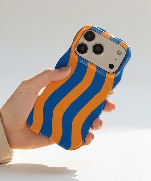 Fun & Daily（ファンアンドデイリー）の「Wave Color Stripe iPhone Case 14 / 15 / 16 / 17 Pro ProMax Air/ アイフォンケース（スマホケース/カバー・レディース・ワインレッド/ブルー/グリーン・iPhone 15 Pro/iPhone 15 Pro Max/iPhone 16/iPhone 16 Pro/iPhone 16 Pro Max/iPhone 15/iPhone 14/iPhone 14 Pro/iPhone 14 Pro Max/iPhone 17/iPhone 17 Pro/iPhone 17 Pro Max/iPhone Air）」の2枚目の写真
