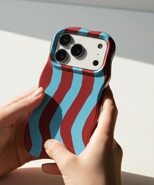 Fun & Daily（ファンアンドデイリー）の「Wave Color Stripe iPhone Case 14 / 15 / 16 / 17 Pro ProMax Air/ アイフォンケース（スマホケース/カバー・レディース・ワインレッド/ブルー/グリーン・iPhone 15 Pro/iPhone 15 Pro Max/iPhone 16/iPhone 16 Pro/iPhone 16 Pro Max/iPhone 15/iPhone 14/iPhone 14 Pro/iPhone 14 Pro Max/iPhone 17/iPhone 17 Pro/iPhone 17 Pro Max/iPhone Air）」の3枚目の写真