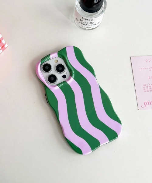 Fun & Daily（ファンアンドデイリー）の「Wave Color Stripe iPhone Case 14 / 15 / 16 / 17 Pro ProMax Air/ アイフォンケース（スマホケース/カバー・レディース・ワインレッド/ブルー/グリーン・iPhone 15 Pro/iPhone 15 Pro Max/iPhone 16/iPhone 16 Pro/iPhone 16 Pro Max/iPhone 15/iPhone 14/iPhone 14 Pro/iPhone 14 Pro Max/iPhone 17/iPhone 17 Pro/iPhone 17 Pro Max/iPhone Air）」の4枚目の写真