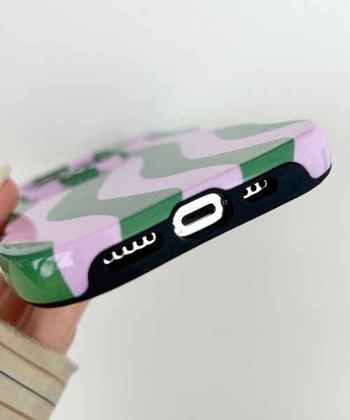 Fun & Daily（ファンアンドデイリー）の「Wave Color Stripe iPhone Case 14 / 15 / 16 / 17 Pro ProMax Air/ アイフォンケース（スマホケース/カバー・レディース・ワインレッド/ブルー/グリーン・iPhone 15 Pro/iPhone 15 Pro Max/iPhone 16/iPhone 16 Pro/iPhone 16 Pro Max/iPhone 15/iPhone 14/iPhone 14 Pro/iPhone 14 Pro Max/iPhone 17/iPhone 17 Pro/iPhone 17 Pro Max/iPhone Air）」の6枚目の写真